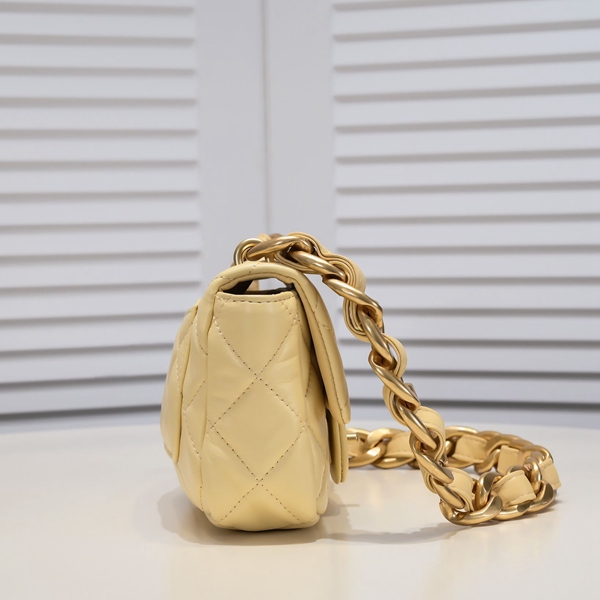 シャネルバッグ背面デザイン